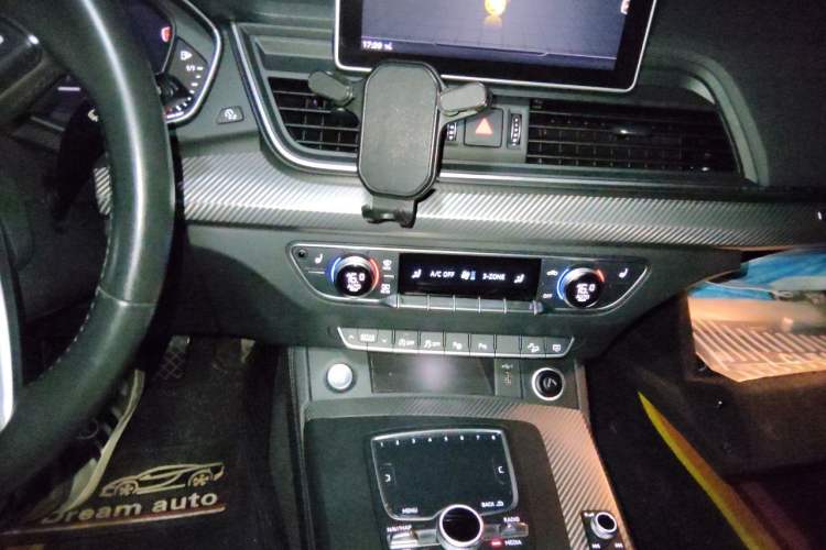 Used Audi Q5L 2020 45 TFSI Prestige Fashion Model Audio And AC Panel