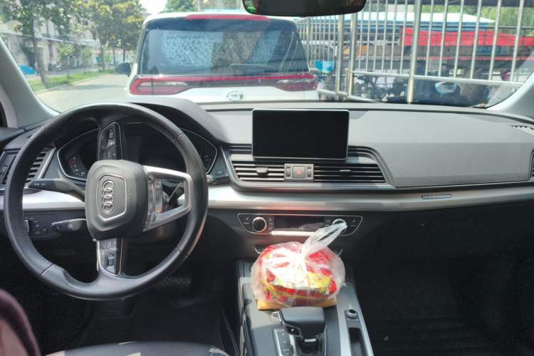 Used Audi Q5L 2020 Updated 40 TFSI Prestige Fashion Edition Center Console
