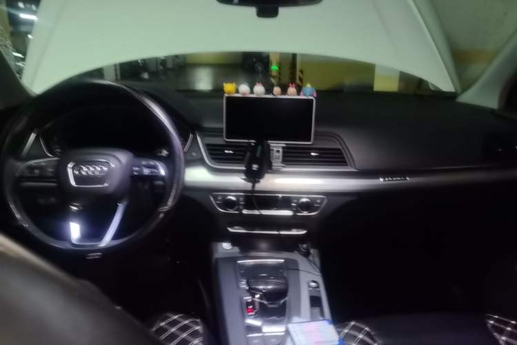 Used Audi Q5L 2020 Updated 40 TFSI Prestige Fashion Edition Center Console