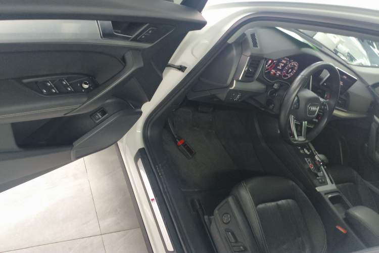 Used Audi Q5L 2020 Updated 40 TFSI Prestige Fashion Edition Driver Seat