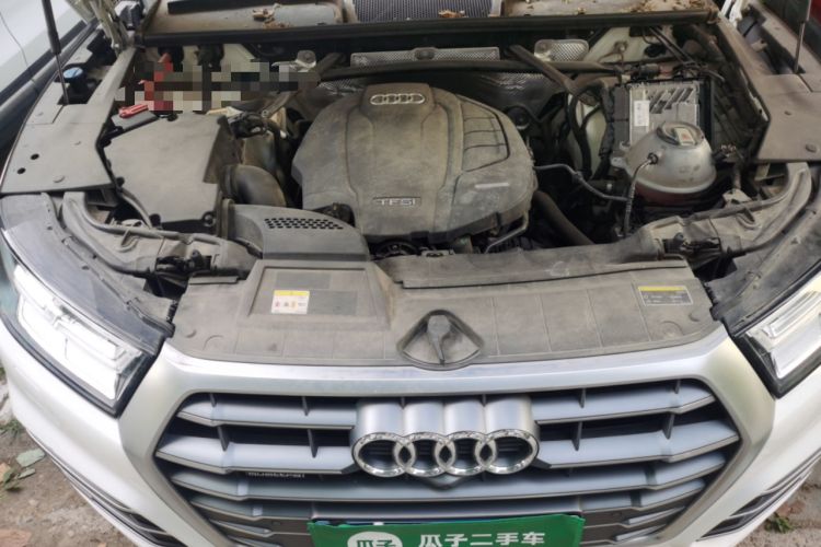 Used Audi Q5L  Engine Bay