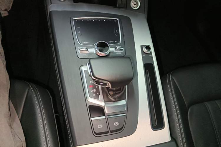 Used Audi Q5L 2020 Updated 40 TFSI Prestige Fashion Edition Gear Lever