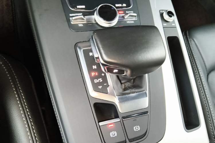 Used Audi Q5L 2020 Updated 40 TFSI Prestige Fashion Edition Gear Lever