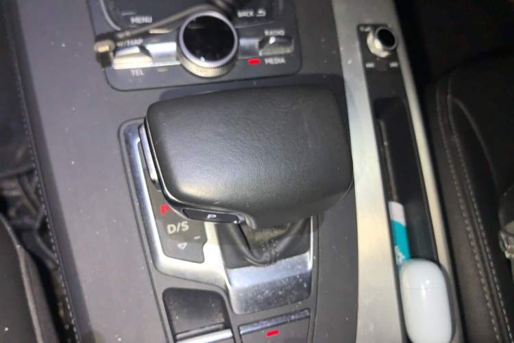 Used Audi Q5L 2020 Updated 40 TFSI Prestige Fashion Edition Gear Lever