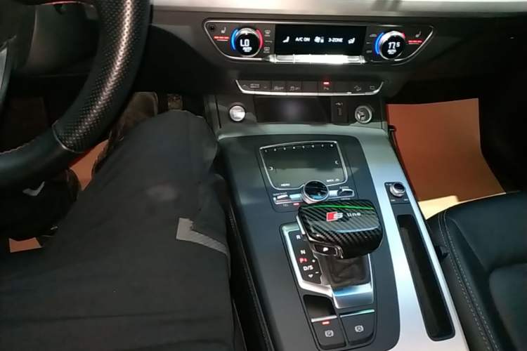 Used Audi Q5L 2020 Updated 40 TFSI Prestige Fashion Edition Gear Lever