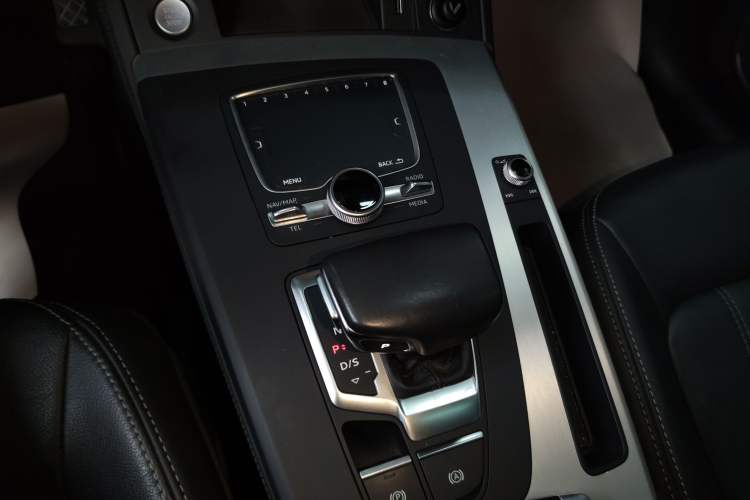Used Audi Q5L 2020 Updated 40 TFSI Prestige Fashion Edition Gear Lever