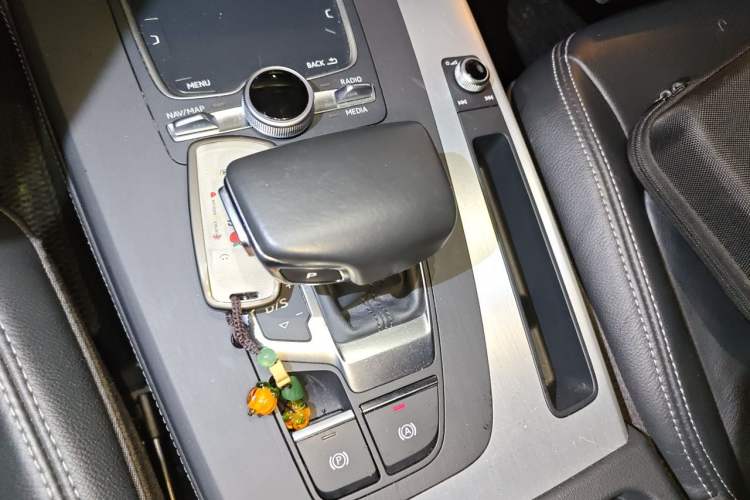 Used Audi Q5L 2020 Updated 40 TFSI Prestige Fashion Edition Gear Lever