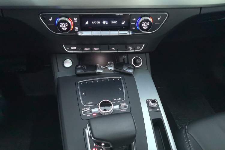 Used Audi Q5L 2020 Updated 40 TFSI Prestige Fashion Edition Interior 6