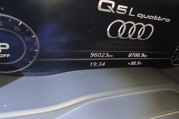Used Audi Q5L 2020 Updated 40 TFSI Prestige Fashion Edition Odometer Close Up