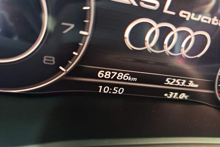 Used Audi Q5L 2020 Updated 40 TFSI Prestige Fashion Edition Odometer Close Up