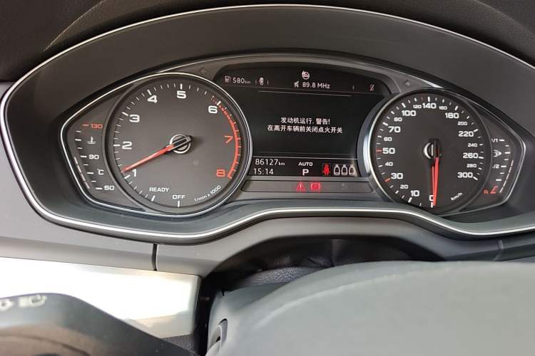 Used Audi Q5L 2020 40 TFSI Prestige Edition Odometer Close Up