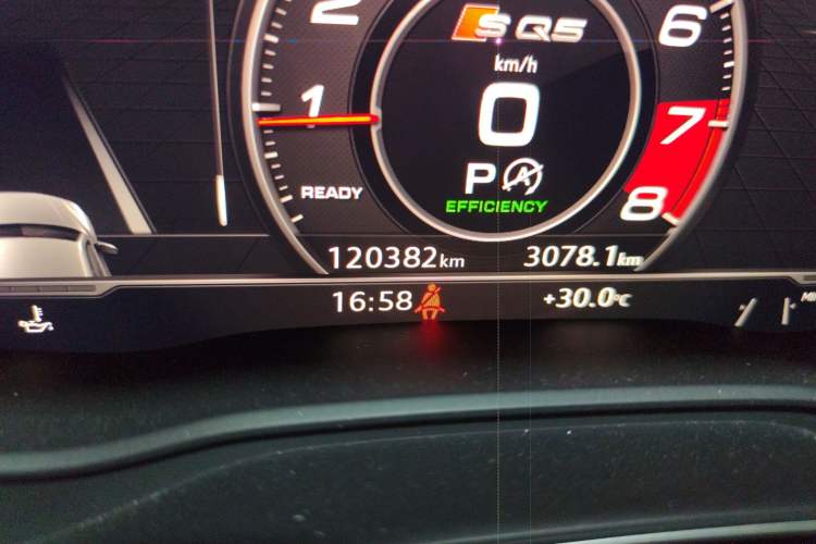 Used Audi Q5L 2020 45 TFSI Prestige Fashion Model Odometer Close Up