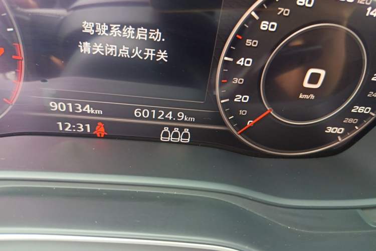 Used Audi Q5L 2020 45 TFSI Prestige Fashion Model Odometer Close Up
