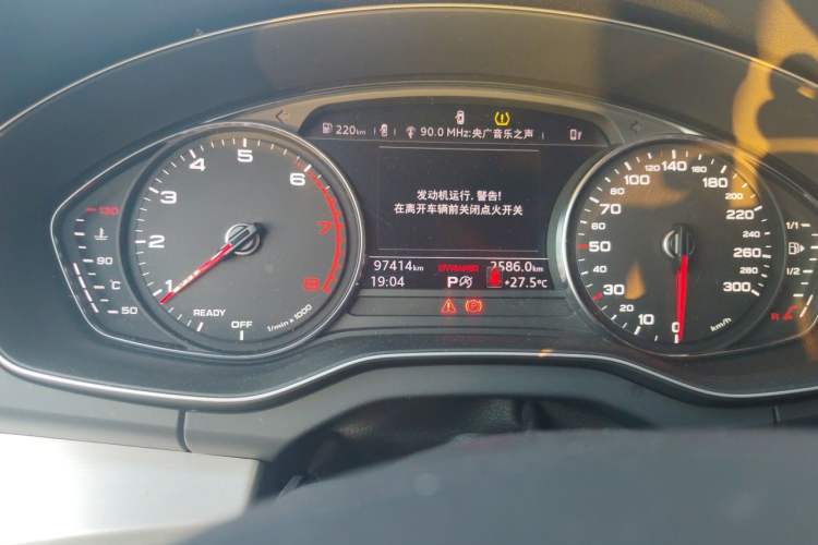 Used Audi Q5L 2020 40 TFSI Prestige Edition Odometer Close Up