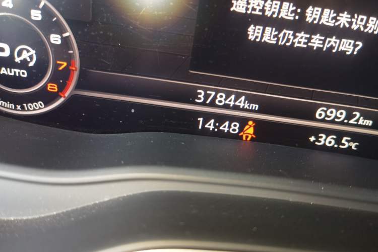 Used Audi Q5L 2020 45 TFSI Prestige Fashion Model Odometer Close Up