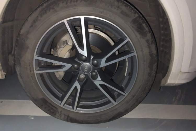 Used Audi Q5L 2020 Updated 40 TFSI Prestige Fashion Edition Right Front Wheel Hub