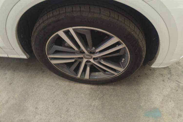 Used Audi Q5L 2020 Updated 40 TFSI Prestige Fashion Edition Right Front Wheel Hub