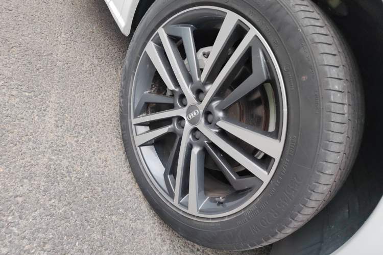 Used Audi Q5L 2020 Updated 40 TFSI Prestige Fashion Edition Right Front Wheel Hub