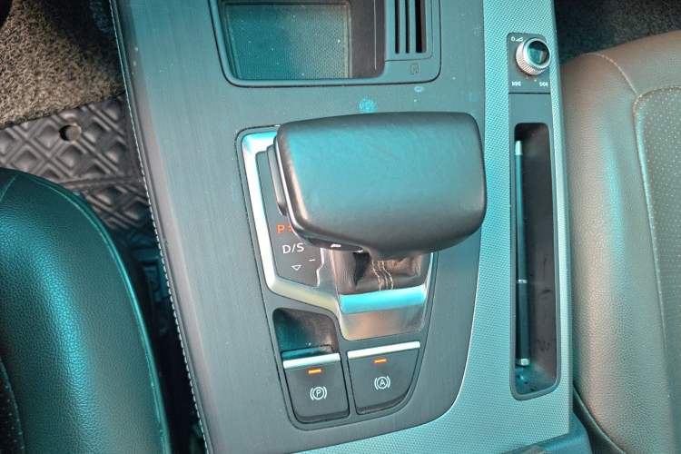 Used Audi Q5L 2021 40 TFSI Fashionable and Elegant Edition Gear Lever