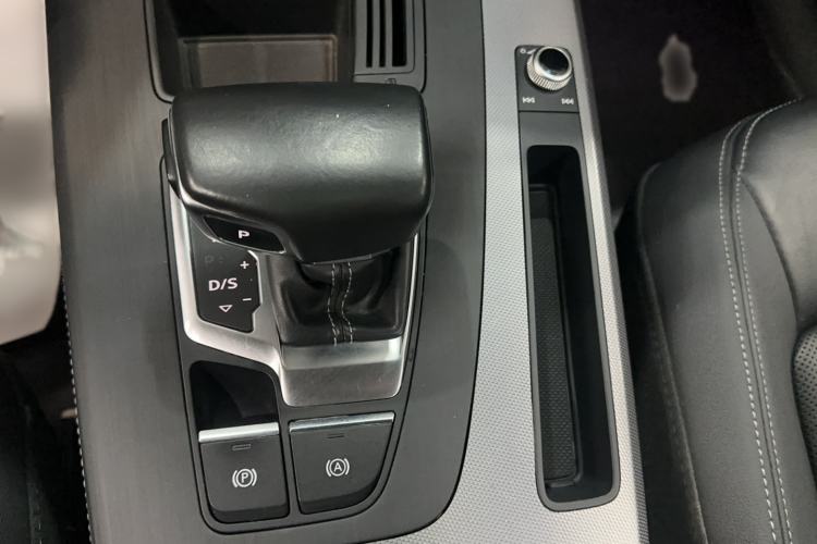 Used Audi Q5L 2021 40 TFSI Fashionable and Elegant Edition Gear Lever