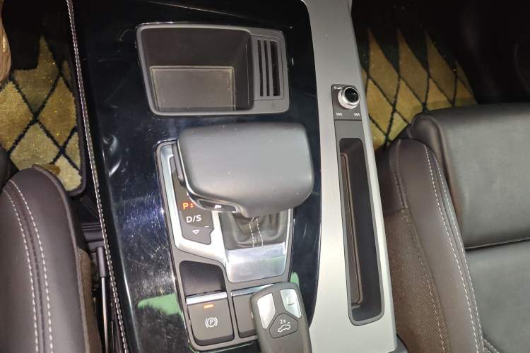 Used Audi Q5L 2021 40 TFSI Fashion Dynamic Model Gear Lever