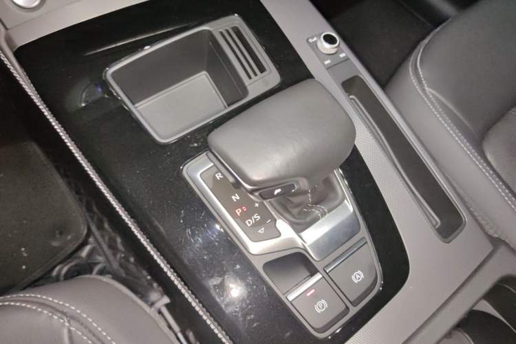 Used Audi Q5L 2021 40 TFSI Fashionable and Elegant Edition Gear Lever