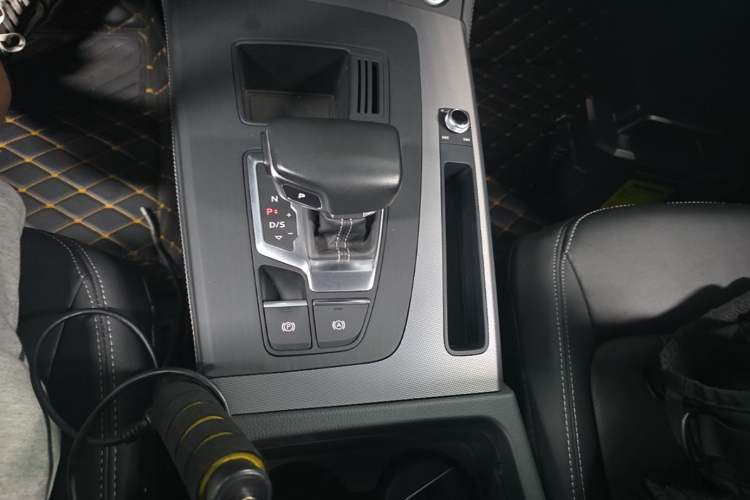 Used Audi Q5L 2021 40 TFSI Fashionable and Elegant Edition Gear Lever