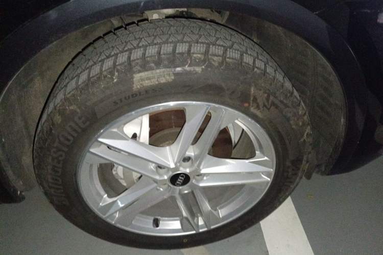 Used Audi Q5L 2021 40 TFSI Fashionable and Elegant Edition Right Front Wheel Hub