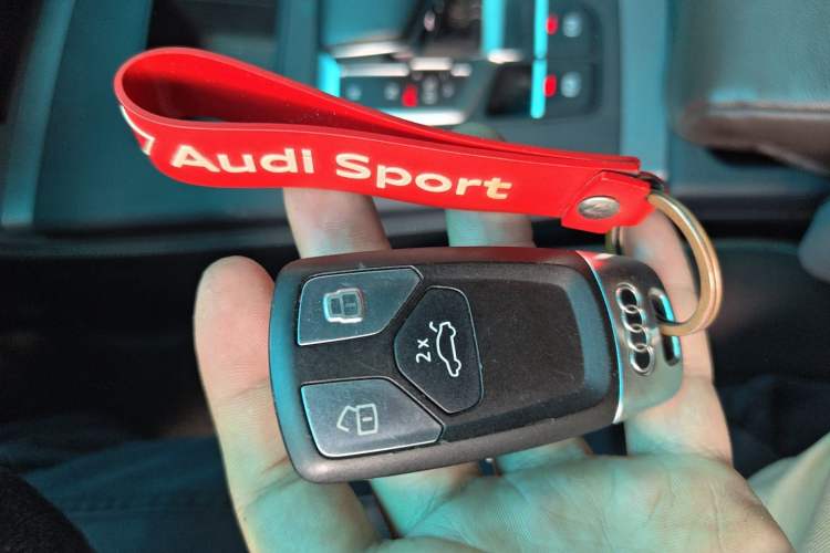 Used Audi Q5L 2021 40 TFSI Fashionable and Elegant Edition Vehicle Key