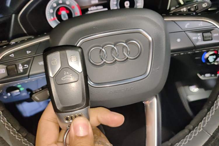 Used Audi Q5L 2021 40 TFSI Fashionable and Elegant Edition Vehicle Key