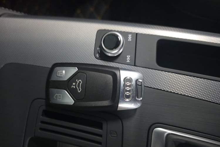 Used Audi Q5L 2021 40 TFSI Fashionable and Elegant Edition Vehicle Key