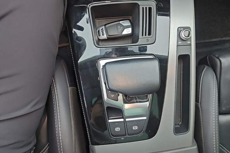 Used Audi Q5L 2021 40 TFSI Fashion Dynamic Model Gear Lever