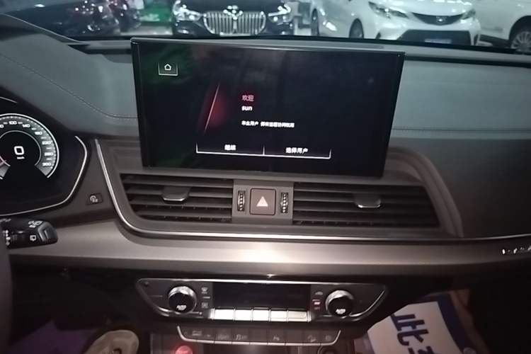 Used Audi Q5L 2022 40T Fashionable and Elegant Model Audio And AC Panel