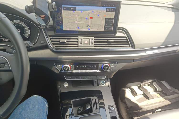 Used Audi Q5L 2022 Updated 40T Luxury Dynamic Edition Audio And AC Panel