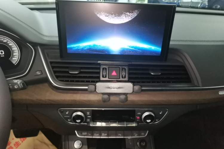 Used Audi Q5L 2022 40T Fashionable and Elegant Model Audio And AC Panel