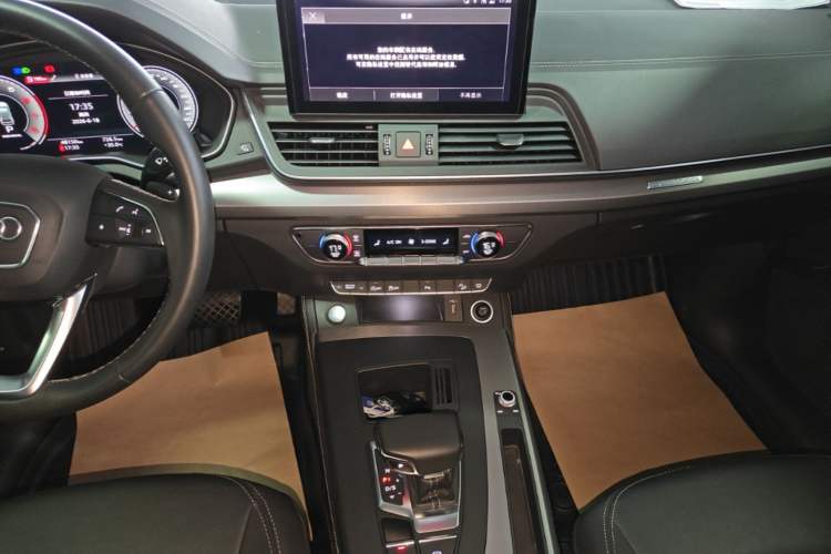 Used Audi Q5L 2022 40T Fashionable and Elegant Model Audio And AC Panel