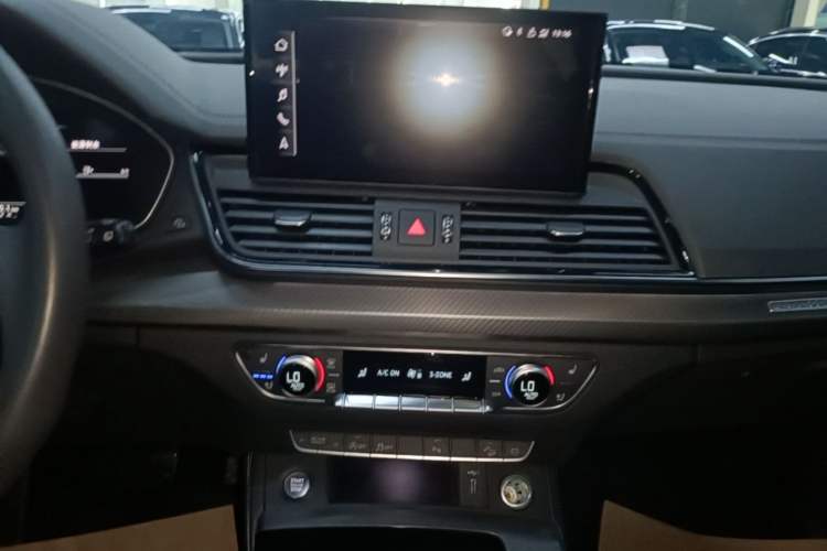 Used Audi Q5L 2022 40T Fashionable and Dynamic Model Audio And AC Panel