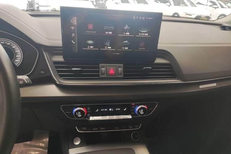 Used Audi Q5L 2022 40T Fashionable and Elegant Model Audio And AC Panel