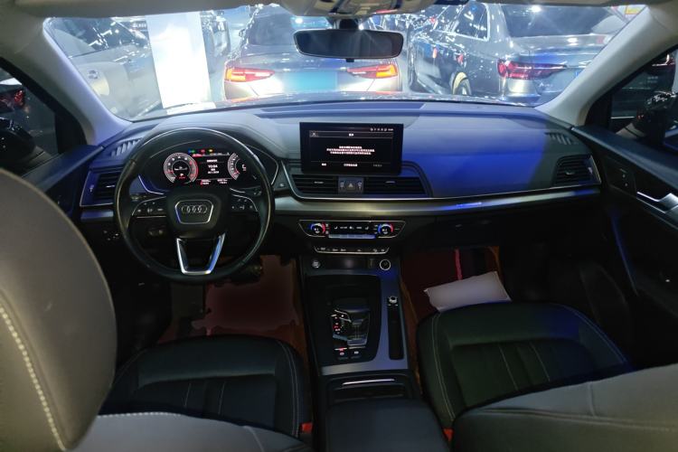 Used Audi Q5L 2022 40T Fashionable and Elegant Model Center Console