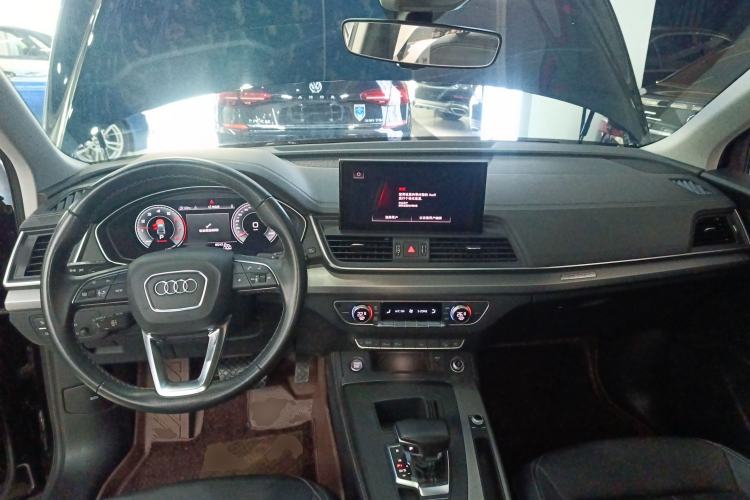 Used Audi Q5L 2022 40T Fashionable and Elegant Model Center Console