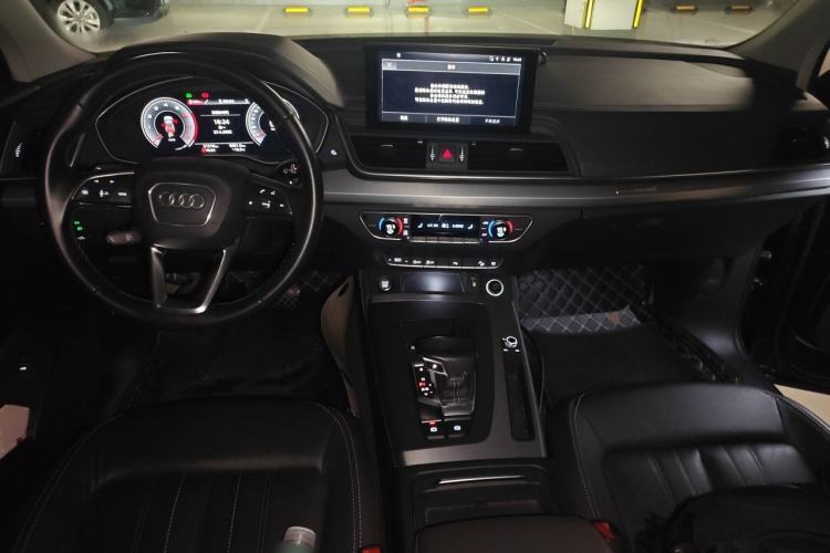 Used Audi Q5L 2022 40T Fashionable and Elegant Model Center Console