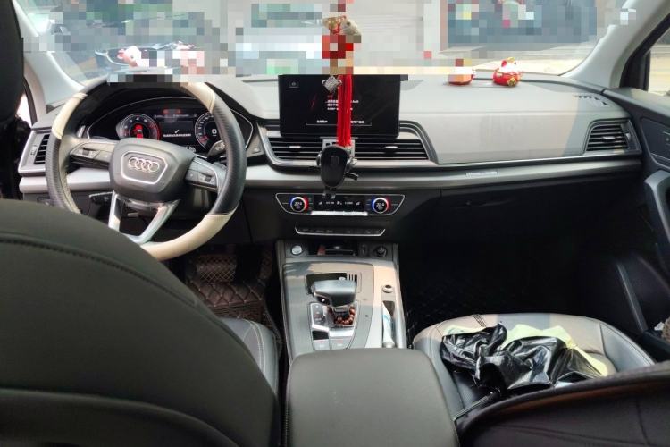 Used Audi Q5L 2022 40T Fashionable and Elegant Model Center Console