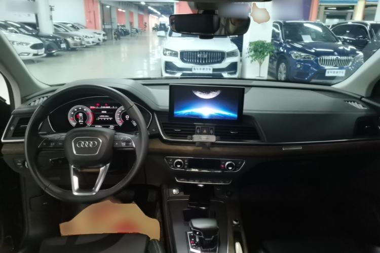 Used Audi Q5L 2022 40T Fashionable and Elegant Model Center Console