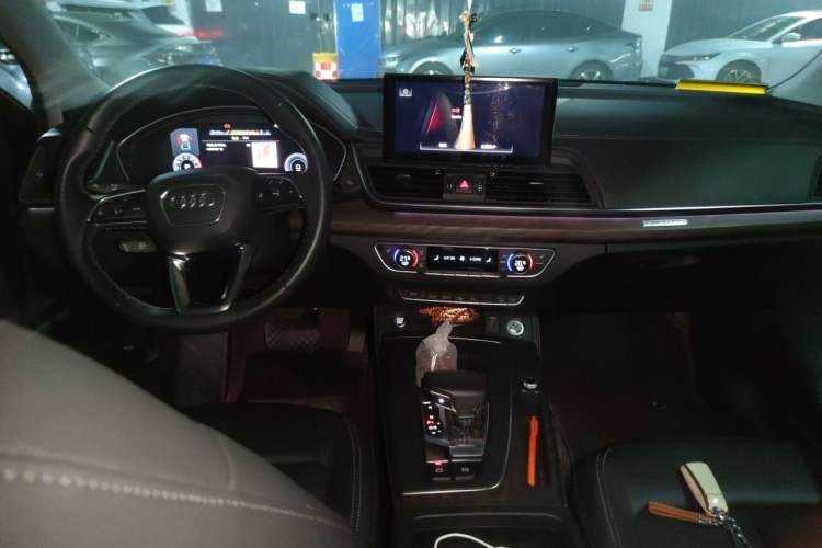 Used Audi Q5L 2022 40T Fashionable and Elegant Model Center Console