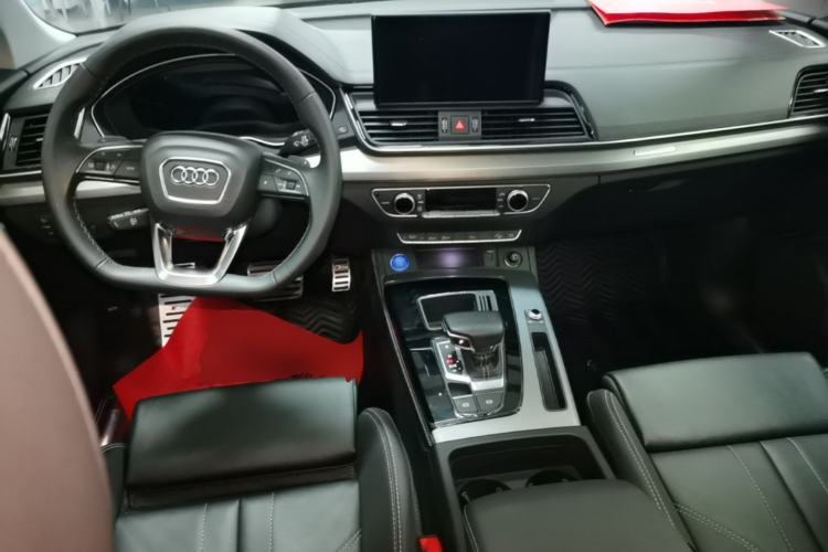 Used Audi Q5L 2022 40T Fashionable and Dynamic Model Center Console