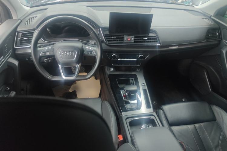 Used Audi Q5L 2022 40T Fashionable and Elegant Model Center Console