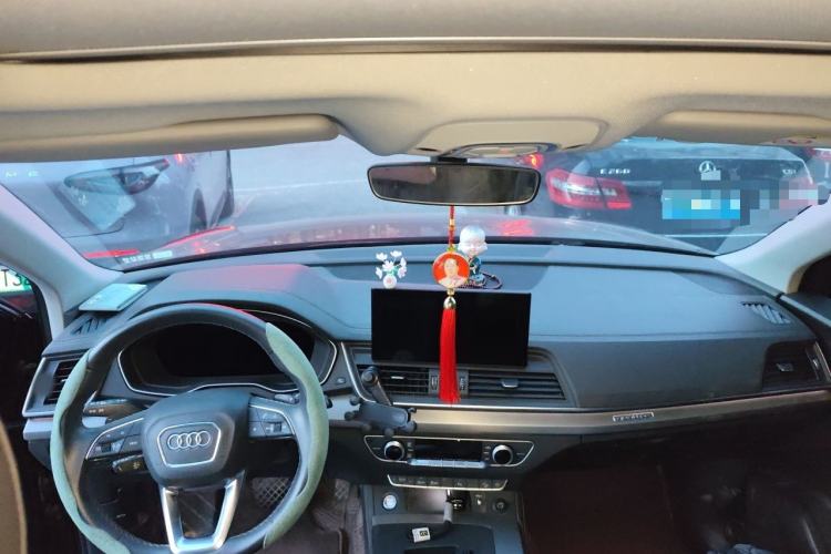 Used Audi Q5L 2022 40T Fashionable and Elegant Model Center Console