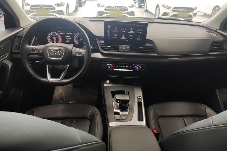 Used Audi Q5L 2022 40T Fashionable and Elegant Model Center Console