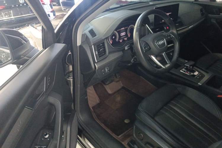 Used Audi Q5L 2022 40T Fashionable and Elegant Model Driver Seat