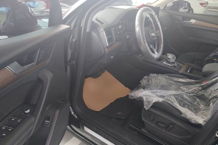 Used Audi Q5L 2022 40T Fashionable and Elegant Model Driver Seat
